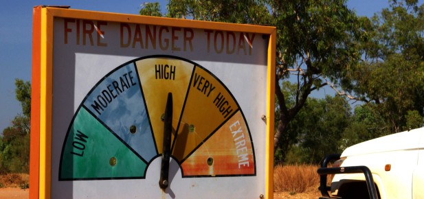 výstražná cedule s nápisem "fire danger today" a ručička se stupnicí